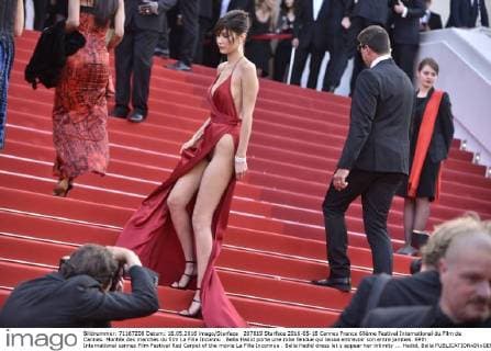 207819 Starface 2016-05-18 Cannes France 69ème Festival International du Film de Cannes. Montée des marches du film La Fille Inconnu . Bella Hadid porte une robe fendue qui laisse entrevoir son entre jambes. 69th International cannes Film Festival Red Carpet of the movie La Fille Inconnue . Bella Hadid dress let s appear her intimity ... Hadid, Bella  Copyright: xStarfacex STAR_207819_004