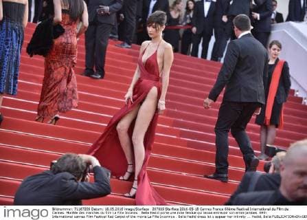 207819 Starface 2016-05-18 Cannes France 69ème Festival International du Film de Cannes. Montée des marches du film La Fille Inconnu . Bella Hadid porte une robe fendue qui laisse entrevoir son entre jambes. 69th International cannes Film Festival Red Carpet of the movie La Fille Inconnue . Bella Hadid dress let s appear her intimity ... Hadid, Bella  Copyright: xStarfacex STAR_207819_005