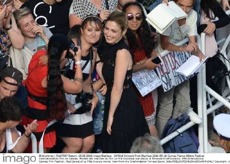 207818 Clément Prioli Starface 2016-05-18 Cannes France 69ème Festival International du Film de Cannes. Montée des marches du film La Fille Inconnue vue depuis la Terrasse CinéFondation. 69th International Cannes Film Festival . Red Carpet of La Fille Inconue movie, View from the CineFondation Terrass Gayet, Julie  Copyright: xClémentxPriolix STAR_207818_004