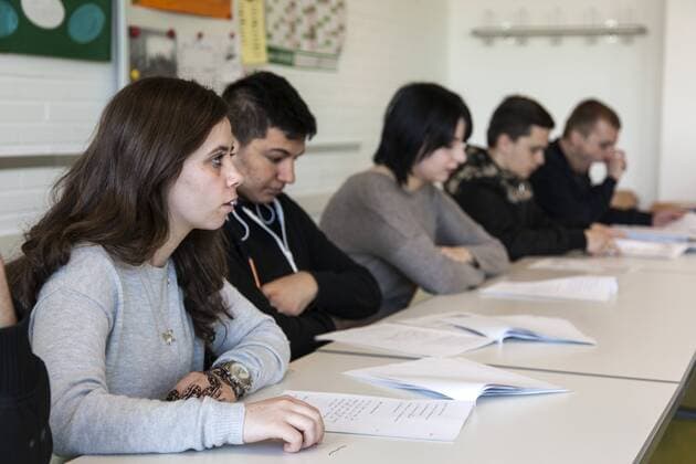 Drei Jahre Vorbereitung zur Berufsausbildung, Deutschkenntnisse, Integration von Flüchtlingen in der Klasse AVI - Ausbildungsvorbereitung International in der Elly-Heuss-Knapp-Schule, ein Berufskolleg der Stadt Düsseldorf, Nordrhein-Westfalen, Deutschland