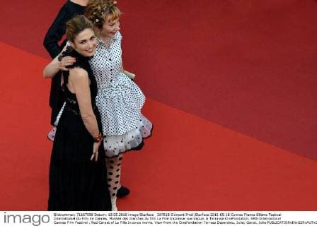 207818 Clément Prioli Starface 2016-05-18 Cannes France 69ème Festival International du Film de Cannes. Montée des marches du film La Fille Inconnue vue depuis la Terrasse CinéFondation. 69th International Cannes Film Festival . Red Carpet of La Fille Inconue movie, View from the CineFondation Terrass Depardieu, Julie; Gayet, Julie  Copyright: xClémentxPriolix STAR_207818_008
