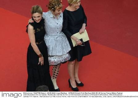 207818 Clément Prioli Starface 2016-05-18 Cannes France 69ème Festival International du Film de Cannes. Montée des marches du film La Fille Inconnue vue depuis la Terrasse CinéFondation. 69th International Cannes Film Festival . Red Carpet of La Fille Inconue movie, View from the CineFondation Terrass Depardieu, Julie; Gayet, Julie  Copyright: xClémentxPriolix STAR_207818_009