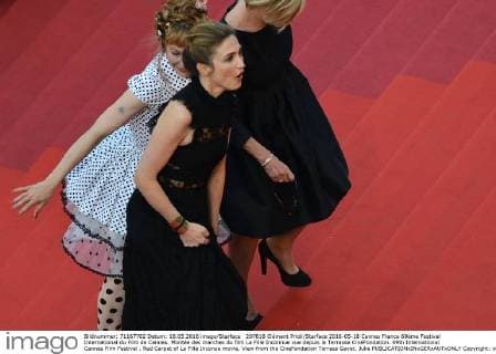 207818 Clément Prioli Starface 2016-05-18 Cannes France 69ème Festival International du Film de Cannes. Montée des marches du film La Fille Inconnue vue depuis la Terrasse CinéFondation. 69th International Cannes Film Festival . Red Carpet of La Fille Inconue movie, View from the CineFondation Terrass Gayet, Julie  Copyright: xClémentxPriolix STAR_207818_011