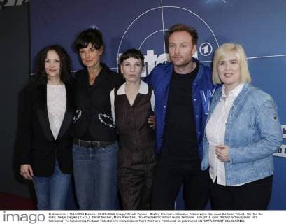 Berlin, Premiere inklusive Fototermin. Der neue Berliner Tatort: Wir Ihr Sie Foto: Tanja Ziegler (2.v.li.), Meret Becker, Mark Waschke, rbb-Programmchefin Claudia Nothelle
