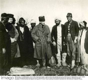 Ataturk among the peasants during the 1920-23 war of independence, Turkey 02450 