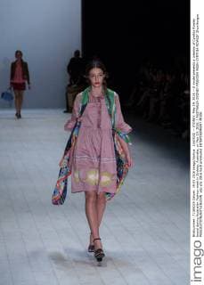 (160520) -- SYDNEY, May 19, 2016 -- A model presents a creation of Cynthia Rowley brand during Australian Fashion week in Sydney, Australia, on May 19, 2016. ) AUSTRALIA-SYDNEY-FASHION WEEK-CYNTHIA ROWLEY ZhuxHongye 
