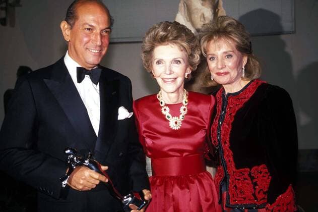 OSCAR DE LA RENTA (July 22, 1932 - October 20, 2014) was a Dominican fashion designer. Born in Santo Domingo, Dominican Republic, De la Renta became internationally known in the 1960s as one of the couturiers to dress J. Kennedy. An award-winning designer, he worked for Lanvin and Balmain; and his eponymous fashion house continues to dress leading figures, from film stars to royalty. PICTURED: 1989 - New York, New York, U.S. - OSCAR DE LA RENTA with NANCY REAGAN and BARBARA WALTERS. - ZUMAg49_