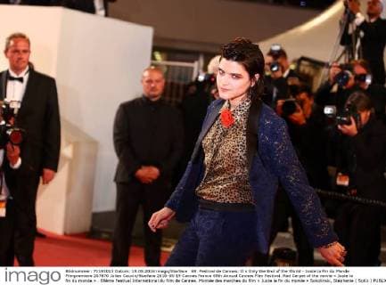 69. Festival de Cannes: It s Only the End of the World - Juste la Fin du Monde Filmpremiere 207870 Julien Cauvin Starface 2016-05-19 Cannes France 69th Annual Cannes Film Festival. Red Carpet of the movie « Juste la fin du monde » . 69ème Festival International du film de Cannes. Montée des marches du film « Juste la fin du monde » Sokolinski, Stéphanie ( SoKo )  Copyright: xJulienxCauvinx STAR_207870_029