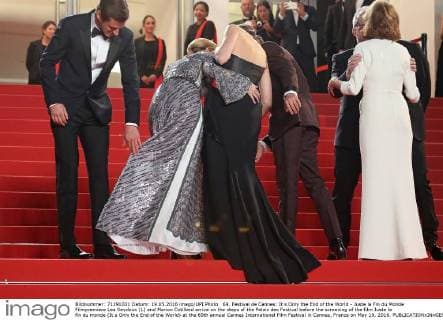 69. Festival de Cannes: It s Only the End of the World - Juste la Fin du Monde Filmpremiere Lea Seydoux (L) and Marion Cotillard arrive on the steps of the Palais des Festival before the screening of the film Juste la fin du monde (It s Only the End of the World) at the 69th annual Cannes International Film Festival in Cannes, France on May 19, 2016.  CAN20160519814 DAVIDxSILPA