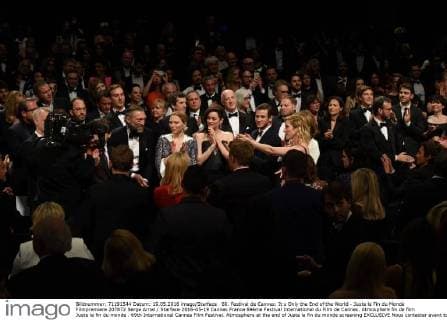 69. Festival de Cannes: It s Only the End of the World - Juste la Fin du Monde Filmpremiere 207872 Serge Arnal Starface 2016-05-19 Cannes France 69ème Festival International du Film de Cannes. Atmosphere fin de film Juste la fin du monde . 69th International Cannes Film Festival. Atmosphere at the end of Juste la fin du monde screening EXCLUSIVE Nous contacter avant toute utilisation web Canet, Guillaume; Cassel, Vincent; Cotillard, Marion; Seydoux, Léa; Dolan, Xavier  Copyright: xSergexArnalx xStarfacex STAR_207872_036