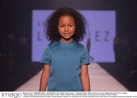 Bogota Fashion Week: Sarita Lemoniez Modenschau Colombia: Bogota Fashion Week 2016 Sarita Lemoniez Teens model clothes made by Miss Sarita Lemoniez, during a parade in Bogotá Fashion Week.  DanielxGarzónxHerazo