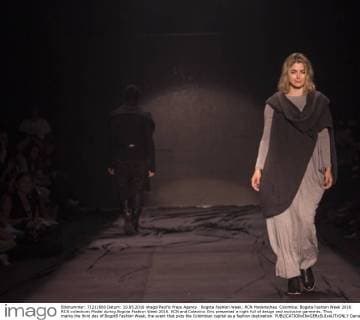 Bogota Fashion Week: RCN Modenschau Colombia: Bogota Fashion Week 2016 RCN collections Model during Bogota Fashion Week 2016. RCN and Colectivo Gris presented a night full of design and exclusive garments. Thus marks the third day of Bogotá Fashion Week, the event that puts the Colombian capital as a fashion destination.  DanielxGarzónxHerazo
