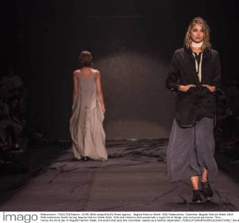 Bogota Fashion Week: RCN Modenschau Colombia: Bogota Fashion Week 2016 RCN collections Model during Bogota Fashion Week 2016. RCN and Colectivo Gris presented a night full of design and exclusive garments. Thus marks the third day of Bogotá Fashion Week, the event that puts the Colombian capital as a fashion destination.  DanielxGarzónxHerazo