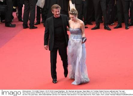 69. Festival de Cannes: Sean Penn mit Tochter Dylan Frances während der The Last Face Filmpremiere 207912 Serge Arnal Starface 2016-05-20 Cannes France 69ème Festival International du Film de Cannes. Montée des marches du film The Last Face . 69th International Cannes Film Festival. Red carpet of The Last face movie. Penn, Sean; Penn, Dylan Frances  Copyright: xSergexArnalx xStarfacex STAR_207912_043
