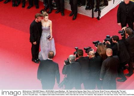 69. Festival de Cannes: Sean Penn mit Tochter Dylan Frances während der The Last Face Filmpremiere 207914 Julien Cauvin Starface 2016-05-20 Cannes France 69ème Festival International du Film de Cannes. Montée des marches du film The Last Face , vue depuis la terrasse Cinefondation. 69th International cannes Film festival. Red Carpet of The last Face movie, view from CineFondation Terrass. Penn, Sean; Penn, Dylan Frances  Copyright: xJulienxCauvinx STAR_207914_042