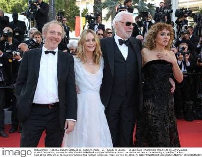 69. Festival de Cannes: The Last Face Filmpremiere (From L to R) Jury members Arnaud Desplechin, Vanessa Paradis, Donald Sutherland and Valeria Golino arrive on the red carpet before the screening of the film The Last Face at the 69th annual Cannes International Film Festival in Cannes, France on May 20, 2016.  CAN20160520843 DAVIDxSILPA