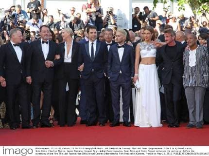 69. Festival de Cannes: The Last Face Filmpremiere (From L to R) Jared Harris, Jean Reno, Charlize Theron, Javier Bardem, Hopper Penn, Adele Exarchopoulos, Sean Penn and Zubin Cooper arrive on the red carpet before the screening of the film The Last Face at the 69th annual Cannes International Film Festival in Cannes, France on May 20, 2016.  CAN20160520844 DAVIDxSILPA