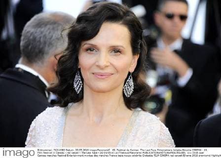 69. Festival de Cannes: The Last Face Filmpremiere Juliette Binoche CINEMA : 69. Film Festival in Cannes - red carpet - The Last Face - 20 05 2016 LoicThebaud Panoramic 
