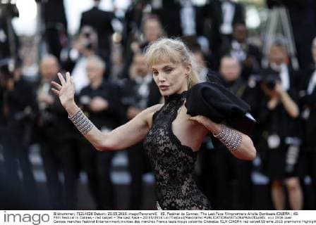 69. Festival de Cannes: The Last Face Filmpremiere Arielle Dombasle CINEMA : 69. Film Festival in Cannes - red carpet - The Last Face - 20 05 2016 LoicThebaud Panoramic 