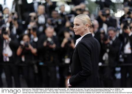 69. Festival de Cannes: The Last Face Filmpremiere Charlize Theron CINEMA : 69. Film Festival in Cannes - red carpet - The Last Face - 20 05 2016 LoicThebaud Panoramic 