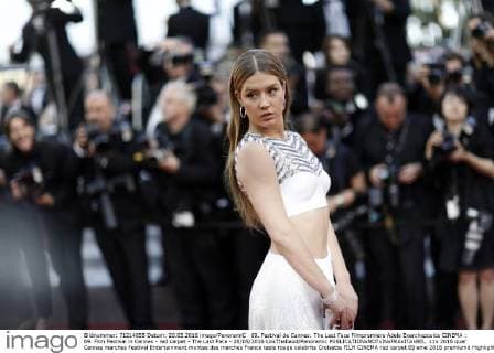 69. Festival de Cannes: The Last Face Filmpremiere Adele Exarchopoulos CINEMA : 69. Film Festival in Cannes - red carpet - The Last Face - 20 05 2016 LoicThebaud Panoramic 