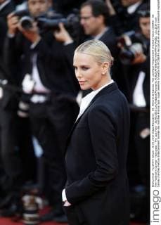 69. Festival de Cannes: The Last Face Filmpremiere Charlize Theron CINEMA : 69. Film Festival in Cannes - red carpet - The Last Face - 20 05 2016 LoicThebaud Panoramic 