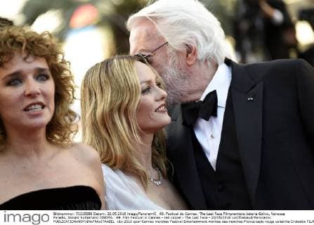 69. Festival de Cannes: The Last Face Filmpremiere Valeria Golino, Vanessa Paradis, Donald Sutherland CINEMA : 69. Film Festival in Cannes - red carpet - The Last Face - 20 05 2016 LoicThebaud Panoramic 