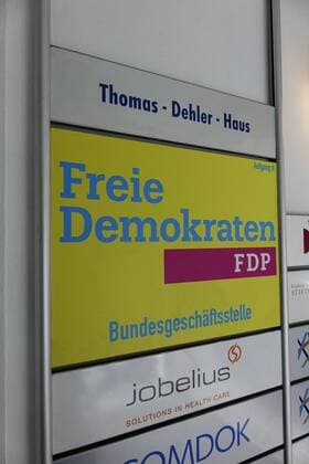 21.04.2016, Mitte, Reinhardtstrasse, Berlin, Schild der FDP, FDP, Partei, Freie Demokraten, Thomas-Dehler-Haus, Bundesgeschäftsstelle, Schild