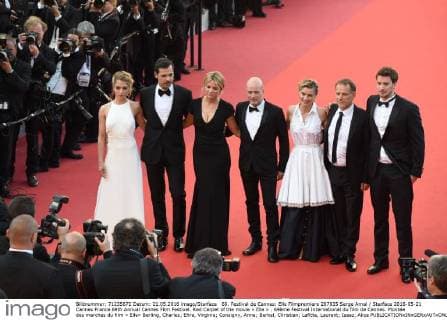 69. Festival de Cannes: Elle Filmpremiere 207935 Serge Arnal Starface 2016-05-21 Cannes France 69th Annual Cannes Film Festival. Red Carpet of the movie « Elle » . 69ème Festival International du film de Cannes. Montée des marches du film « Elle» Berling, Charles; Efira, Virginie; Consigny, Anne; Berkel, Christian; Lafitte, Laurent; Isaaz, Alice  Copyright: xSergexArnalx xStarfacex STAR_207935_022
