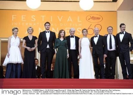 Bilder des Tages 69. Festival de Cannes: Elle Filmpremiere Paul Verhoeven, Philippe Djian, Virginie Efira, Isabelle Huppert, Laurent Lafitte, Charles Berling, Christian Berkel - 69. Internationales Filmfestival Cannes, Premiere - Elle - 21 05 2016 LoicThebaud Panoramic 