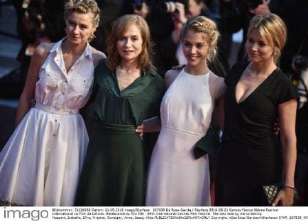 207938 De Rosa-Garcia Starface 2016-05-21 Cannes France 69ème Festival International du Film de Cannes. Redescente du film Elle . 69th International Cannes Film Festival. Elle cast leaving the screening Huppert, Isabelle; Efira, Virginie; Consigny, Anne; Isaaz, Alice  Copyright: xDexRosa-Garciax xStarfacex STAR_207938_007