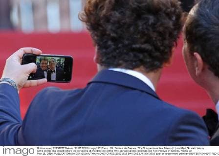 69. Festival de Cannes: Elle Filmpremiere Kev Adams (L) and Gad Elmaleh take a selfie on the red carpet before the screening of the film Elle at the 69th annual Cannes International Film Festival in Cannes, France on May 21, 2016.  CAN20160521816 DAVIDxSILPA