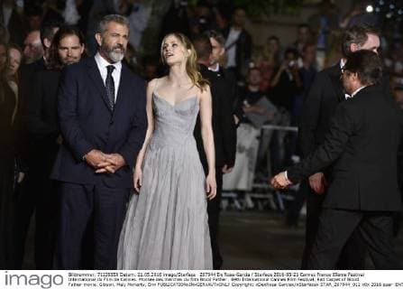 207944 De Rosa-Garcia Starface 2016-05-21 Cannes France 69eme Festival International du Film de Cannes. Montee des marches du film Blood Father . 69th International Cannes Film Festival. Red Carpet of Blood Father movie. Gibson, Mel; Moriarty, Erin  Copyright: xDexRosa-Garciax xStarfacex STAR_207944_011