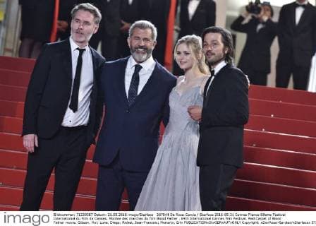 207944 De Rosa-Garcia Starface 2016-05-21 Cannes France 69eme Festival International du Film de Cannes. Montee des marches du film Blood Father . 69th International Cannes Film Festival. Red Carpet of Blood Father movie. Gibson, Mel; Luna, Diego; Richet, Jean-Francois; Moriarty, Erin  Copyright: xDexRosa-Garciax xStarfacex STAR_207944_029