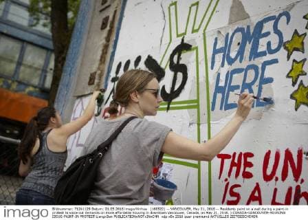 (160522) -- VANCOUVER, May 21, 2016 -- Residents paint on a wall during a paint-in protest to voice out demands on more affordable housing in downtown Vancouver, Canada, on May 21, 2016. ) CANADA-VANCOUVER-HOUSING ISSUE-PAINT-IN PROTEST LiangxSen 