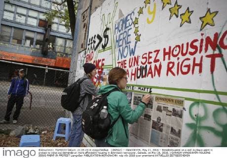 (160522) -- VANCOUVER, May 21, 2016 -- Residents paint on a wall during a paint-in protest to voice out demands on more affordable housing in downtown Vancouver, Canada, on May 21, 2016. ) CANADA-VANCOUVER-HOUSING ISSUE-PAINT-IN PROTEST LiangxSen 