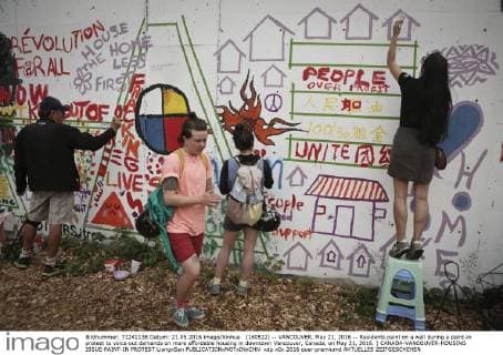 (160522) -- VANCOUVER, May 21, 2016 -- Residents paint on a wall during a paint-in protest to voice out demands on more affordable housing in downtown Vancouver, Canada, on May 21, 2016. ) CANADA-VANCOUVER-HOUSING ISSUE-PAINT-IN PROTEST LiangxSen 