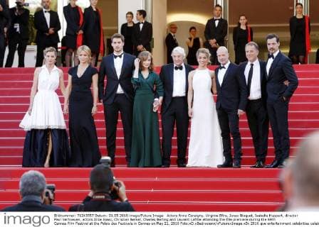 Actors Anne Consigny, Virginie Efira, Jonas Bloquet, Isabelle Huppert, director Paul Verhoeven, actors Alice Isaaz, Christian Berkel, Charles Berling and Laurent Lafitte attending the Elle premiere during the 69th Cannes Film Festival at the Palais des Festivals in Cannes on May 21, 2016 Foto:xD.xBedrosianx xFuturexImage