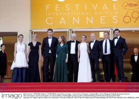 Actors Anne Consigny, Virginie Efira, Jonas Bloquet, Isabelle Huppert, director Paul Verhoeven, actors Alice Isaaz, Christian Berkel, Charles Berling and Laurent Lafitte attending the Elle premiere during the 69th Cannes Film Festival at the Palais des Festivals in Cannes on May 21, 2016 Foto:xD.xBedrosianx xFuturexImage
