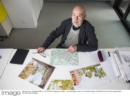 Architekt Peter Kulka mit Visualisierungen und Plänen für die neue Lingnerstadt.