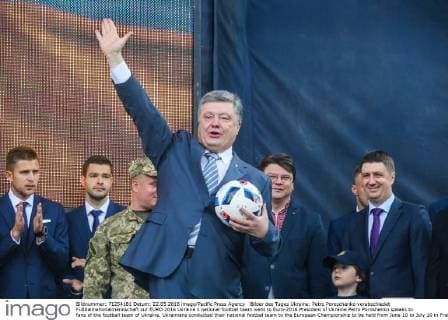 Bilder des Tages Ukraine: Petro Poroschenko verabschiedet Fußballnationalmannschaft zur EURO 2016 Ukraine s national football team went to Euro-2016 President of Ukraine Petro Poroshenko speaks to fans of the football team of Ukraine. Ukrainians conducted their national footbal team to the European Championship to be held from June 10 to July 10 in France. The ceremony was attended by President of Ukraine Petro Poroshenko and senior officials.  OleksandrxKhomenko