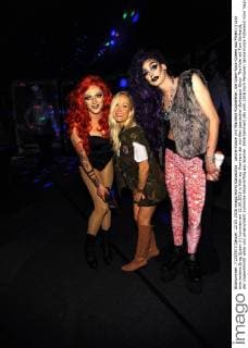 Janine Kunze (m) Marcella Rockefeller, die Glam-Rock-Queen aus Polen (l) und eine weitere Drag Queen (r) kommen am 22.05.2016 in Köln zur Premiere der schrillen spanischen Burlesque-Show The Hole mit Tom Gerhardt, der ungewöhnlich wilde und unverschämt komische Show-Erfolg aus Spanien.
