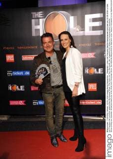 Moderator Linus und Freundin Nadine Kamphausen kommen am 22.05.2016 in Köln zur Premiere der schrillen spanischen Burlesque-Show The Hole mit Tom Gerhardt, der ungewöhnlich wilde und unverschämt komische Show-Erfolg aus Spanien.