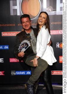 Moderator Linus und Freundin Nadine Kamphausen kommen am 22.05.2016 in Köln zur Premiere der schrillen spanischen Burlesque-Show The Hole mit Tom Gerhardt, der ungewöhnlich wilde und unverschämt komische Show-Erfolg aus Spanien.