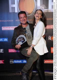 Moderator Linus und Freundin Nadine Kamphausen kommen am 22.05.2016 in Köln zur Premiere der schrillen spanischen Burlesque-Show The Hole mit Tom Gerhardt, der ungewöhnlich wilde und unverschämt komische Show-Erfolg aus Spanien.