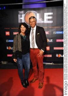 Politker Wolfgang Bosbach seine Frau Sabine kommen am 22.05.2016 in Köln zur Premiere der schrillen spanischen Burlesque-Show The Hole mit Tom Gerhardt, der ungewöhnlich wilde und unverschämt komische Show-Erfolg aus Spanien.