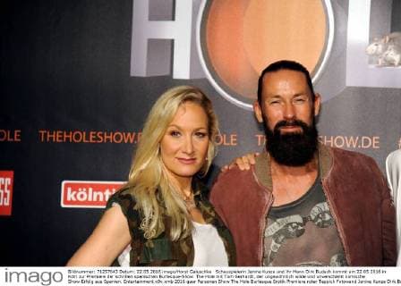 Schauspielerin Janine Kunze und ihr Mann Dirk Budach kommt am 22.05.2016 in Köln zur Premiere der schrillen spanischen Burlesque-Show The Hole mit Tom Gerhardt, der ungewöhnlich wilde und unverschämt komische Show-Erfolg aus Spanien.