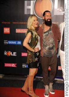Schauspielerin Janine Kunze und ihr Mann Dirk Budach kommt am 22.05.2016 in Köln zur Premiere der schrillen spanischen Burlesque-Show The Hole mit Tom Gerhardt, der ungewöhnlich wilde und unverschämt komische Show-Erfolg aus Spanien.