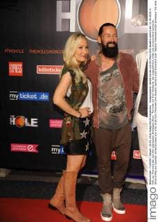 Schauspielerin Janine Kunze und ihr Mann Dirk Budach kommt am 22.05.2016 in Köln zur Premiere der schrillen spanischen Burlesque-Show The Hole mit Tom Gerhardt, der ungewöhnlich wilde und unverschämt komische Show-Erfolg aus Spanien.