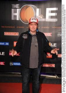 Joey Kelly kommt am 22.05.2016 in Köln zur Premiere der schrillen spanischen Burlesque-Show „The Hole mit Tom Gerhardt, der ungewöhnlich wilde und unverschämt komische Show-Erfolg aus Spanien.